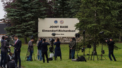 Alaska Zirvesi'nin sembolik önemi nedir?