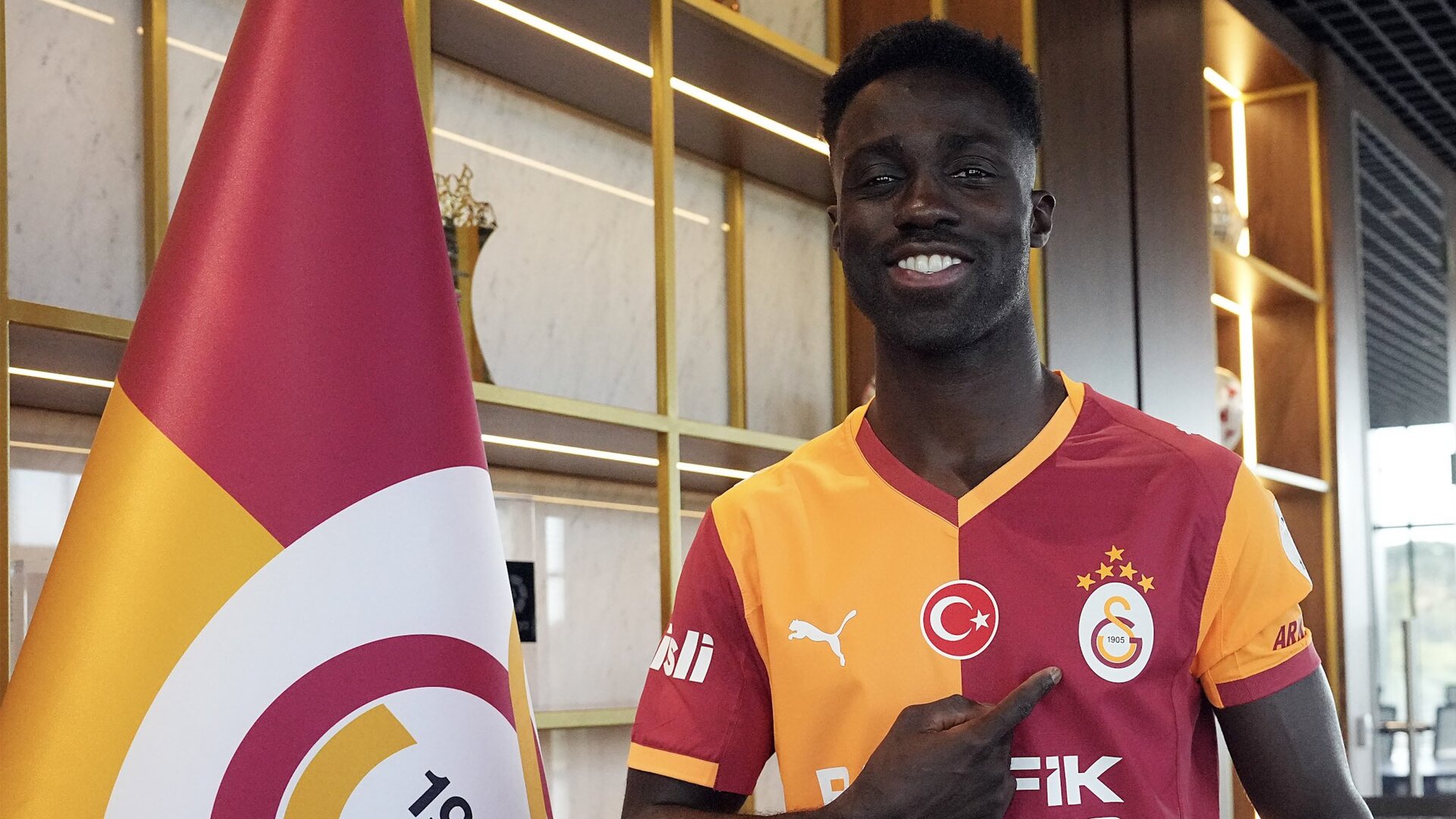 Galatasaray'ın Yıldızı Davinson Sánchez ile Yeni Bir Sayfa: Nikah Tazelendi!