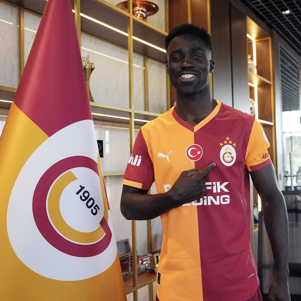 G.Saray, Sanchez ile nikah tazeledi