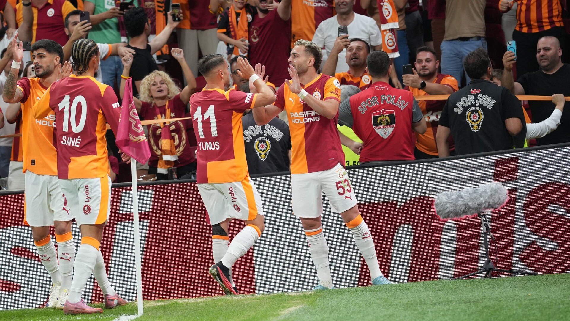 Galatasaray - Fatih Karagümrük Maçı: Taraftarların Nefesini Kesen Anlar!