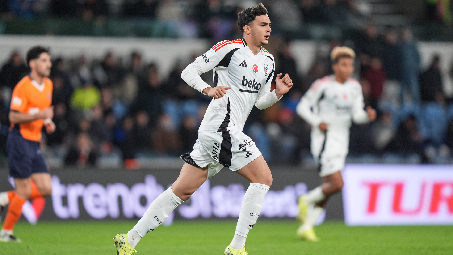 Beşiktaş'tan Flaş Açıklama: Mustafa Erhan Hekimoğlu'nun Geleceği Netleşti!