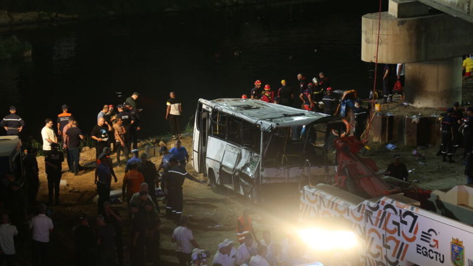 Cezayir'de yolcu otobüsü dereye düştü: 18 kişi boğuldu