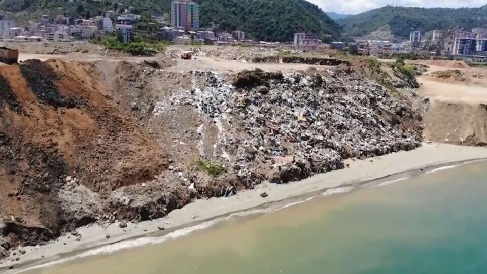 Ekosistemi tehdit eden sahildeki çöplük!