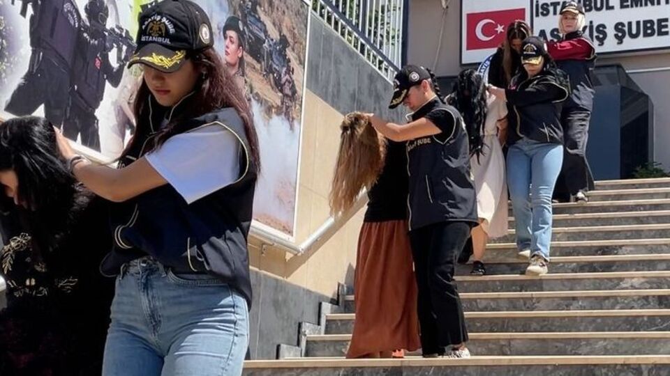 4 kadın hırsız 8 evi kartla soydu!