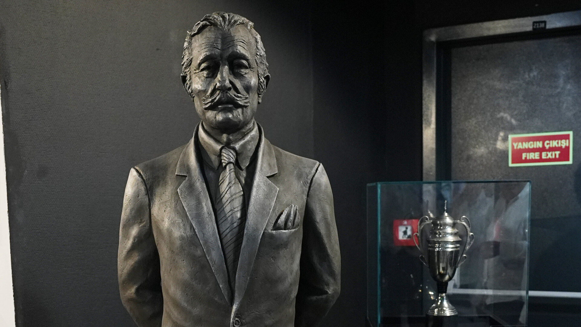 Beşiktaş Efsanesi Şükrü Seba'nın Heykeli Müzede Yerini Aldı!