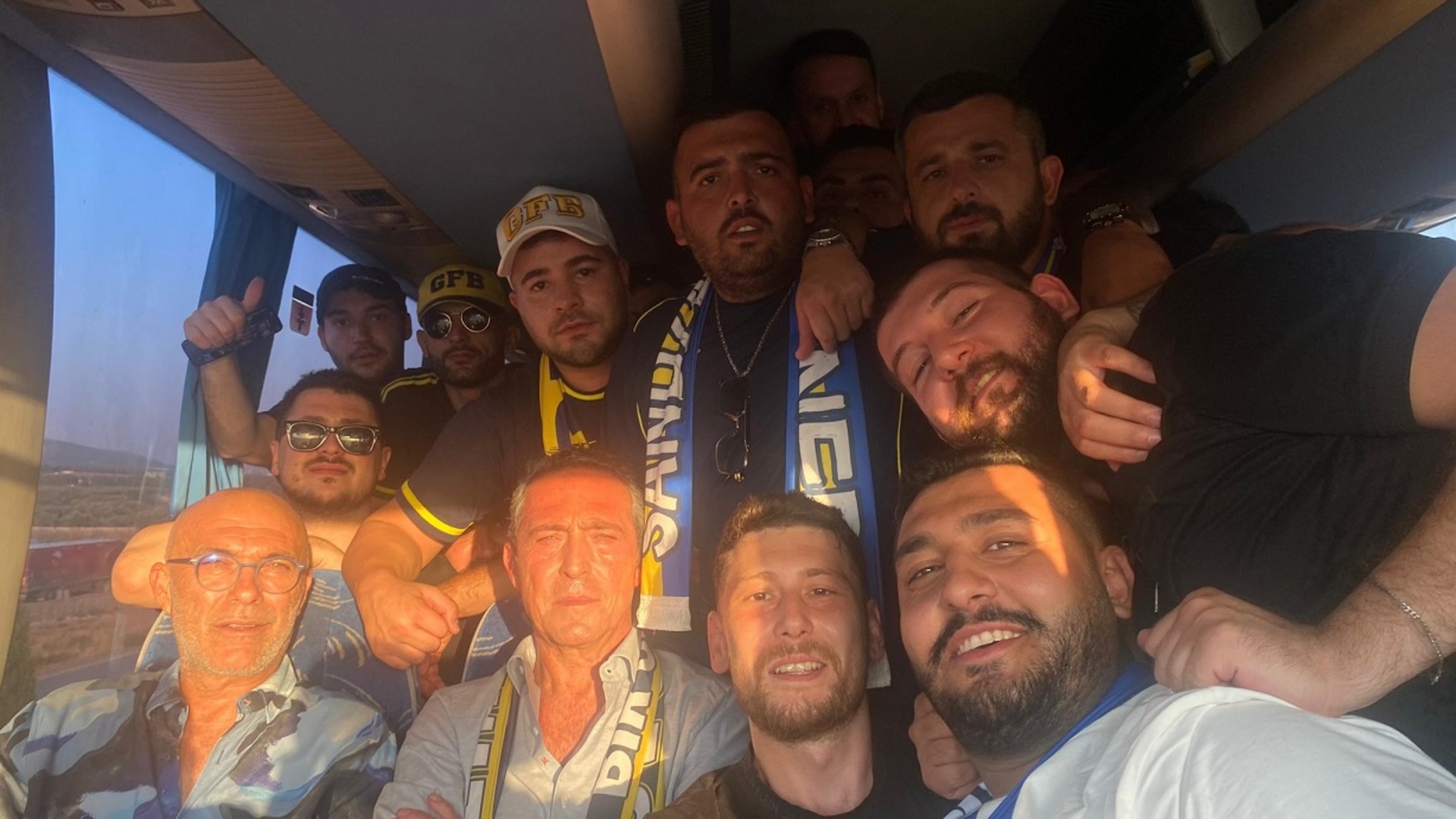 Ali Koç, Taraftarlarla Birlikte Deplasman Otobüsünde! Fenerbahçe Başkanından Sürpriz Hareket