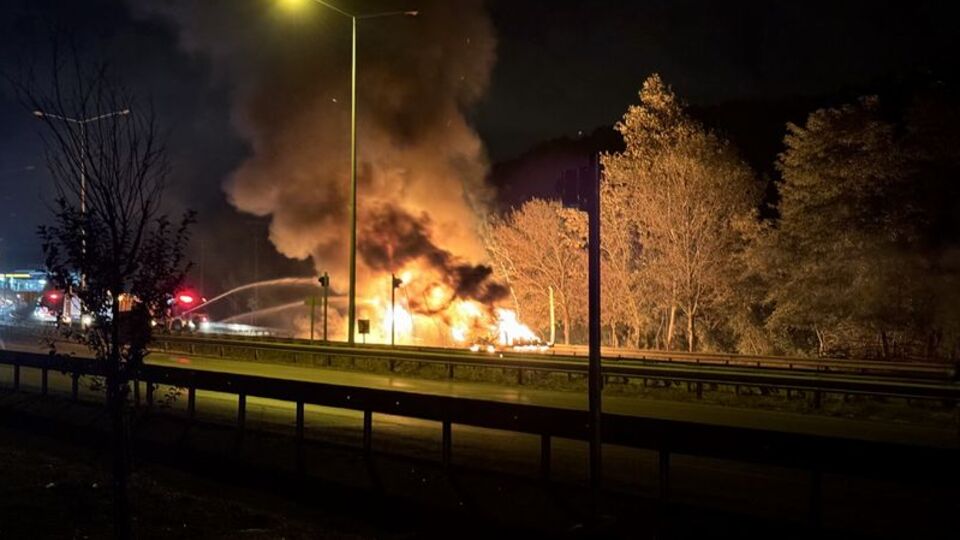 Kimyasal madde ve boya yüklü TIR yandı