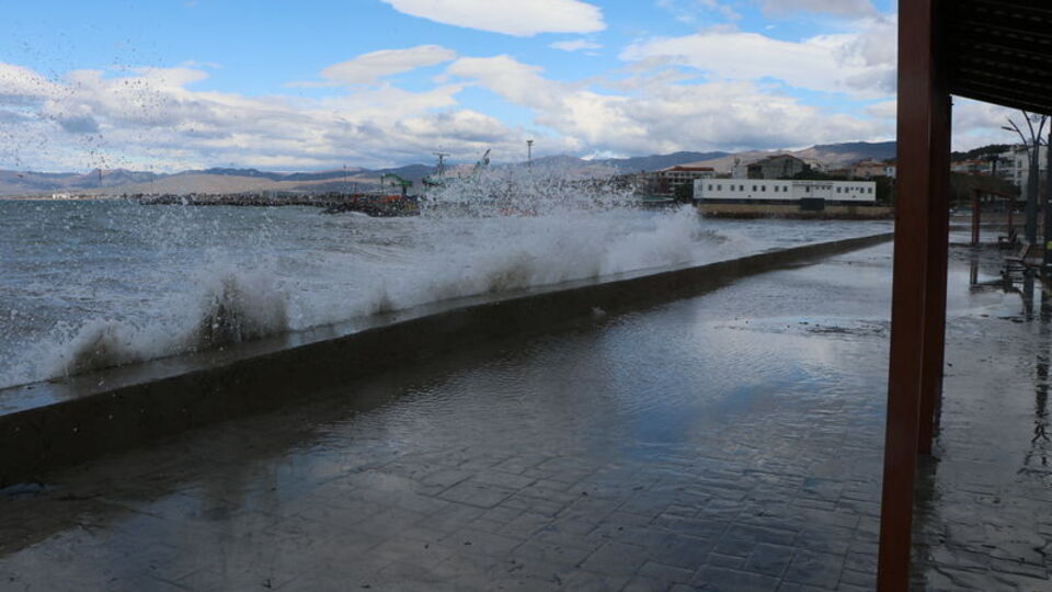 Yağış çok az, rüzgar şiddetli!