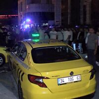 Taksici silahlı saldırı kurbanı! Arkadaşları kontak kapattı!