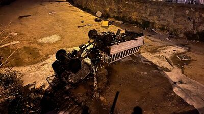 Dereye düşen kamyonette yangın çıktı