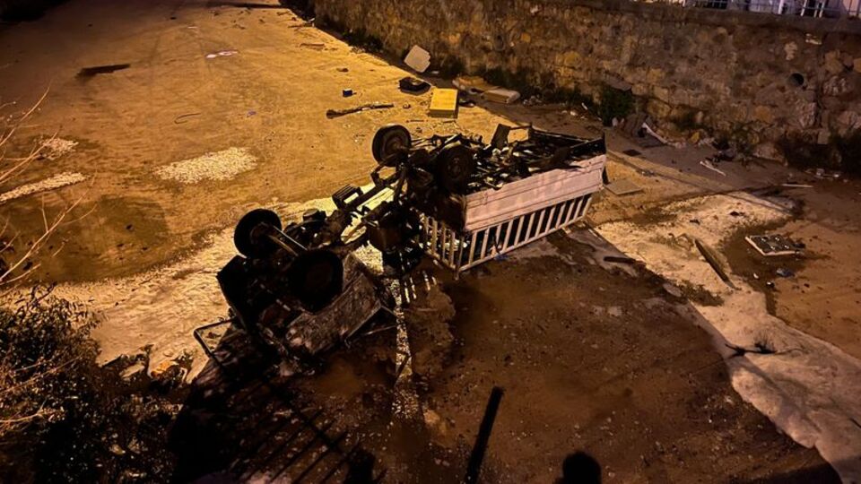 Dereye düşen kamyonette yangın çıktı