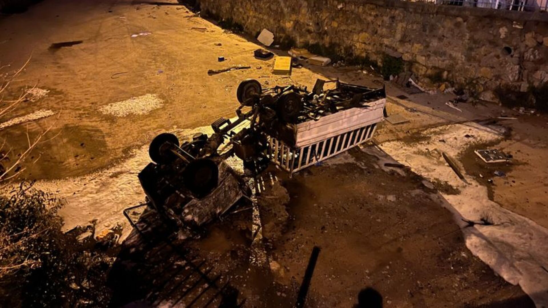 Kocaeli'de Park Halindeki Kamyonet Birden Hareket Etti ve Derede Alevler Yükseldi!