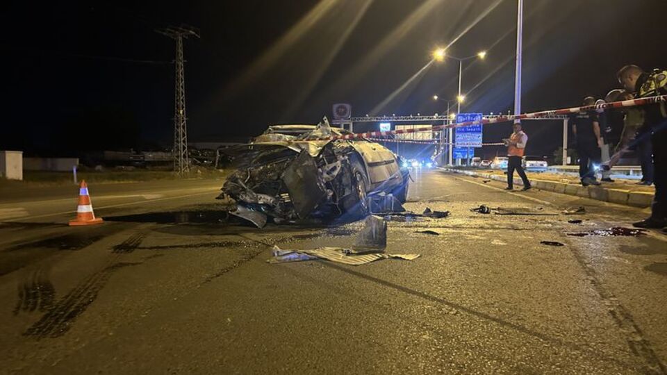 Bariyerlere çarpıp devrildi: 1 ölü, 1 yaralı