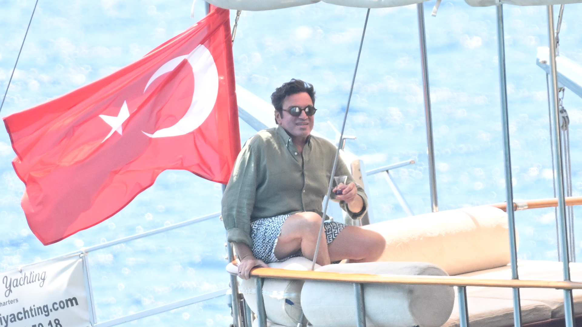 Mario Frangulis Bodrum'da Çay Keyfi Yaparken Görüntülendi: İşte O Anlar!