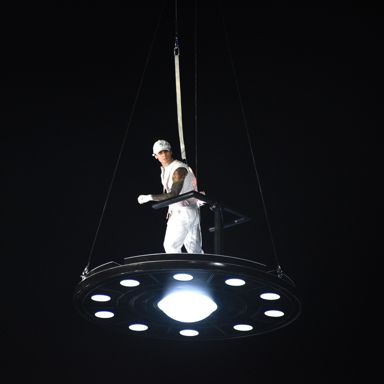 Sahneye UFO ile indi