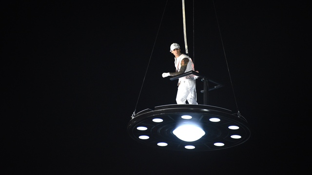 Sahneye UFO ile indi
