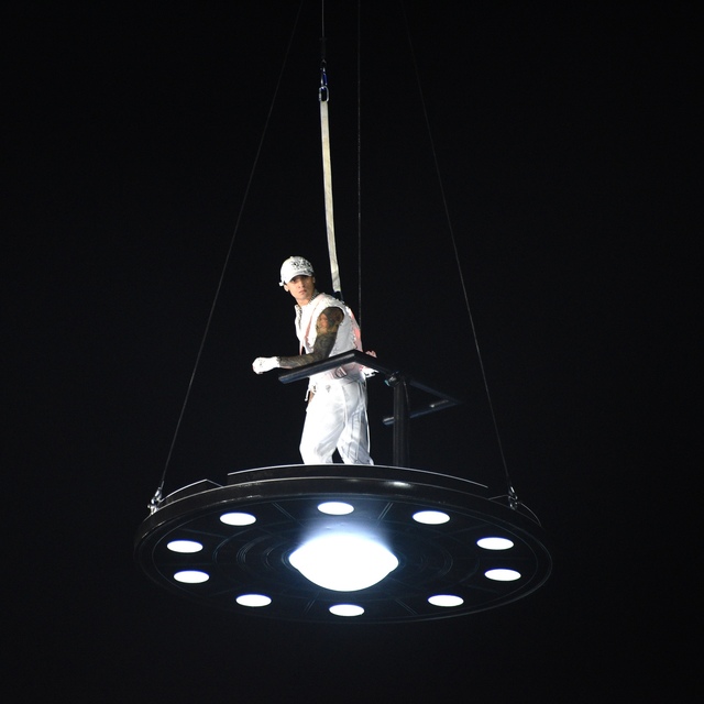 Sahneye UFO ile indi