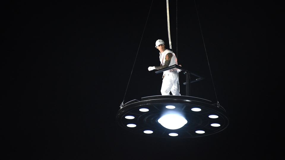 Sahneye UFO ile indi