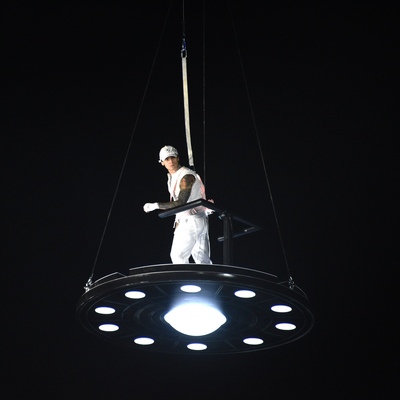 Sahneye UFO ile indi