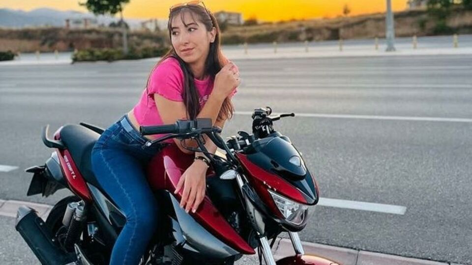 Devrilen motosikletteki Eda öldü!