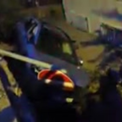 Yokuşta kayan cip apartman boşluğuna düştü!