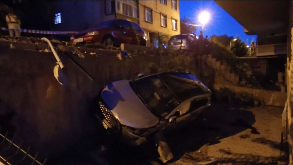 Yokuşta kayan cip apartman boşluğuna düştü!