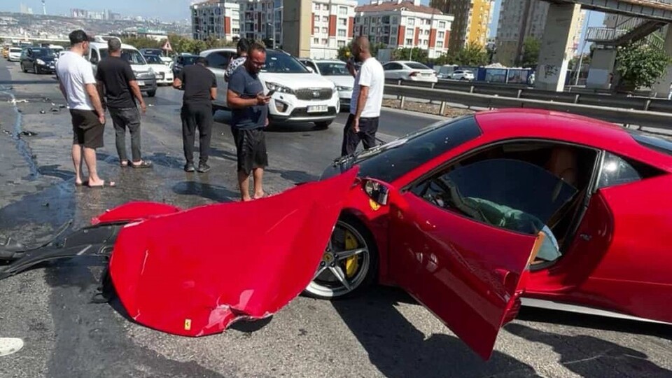 Tamir ettiği Ferrari ile kaza yaptı!