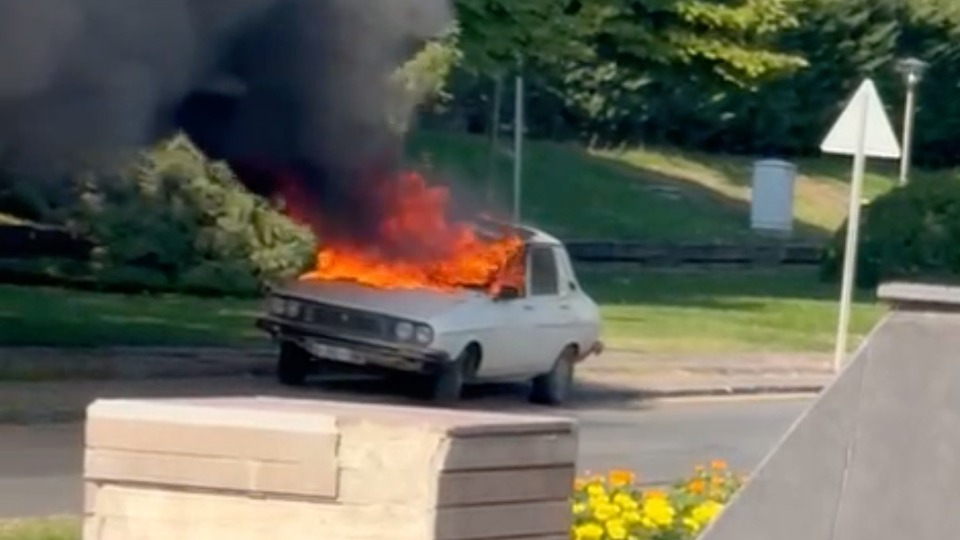 Meclis önünde şüpheli araç yangını