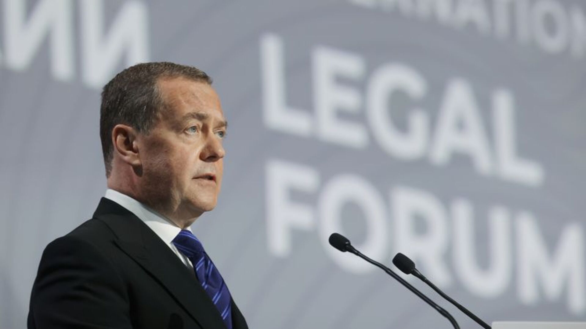 Medvedev'den Çarpıcı Açıklama: 'Avrupa, Trump'ın Karşısında Diz Çöktü!'