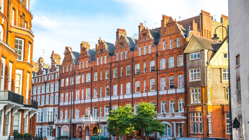 İngiltere'de lüks ev sahiplerine yeni vergi hamlesi
