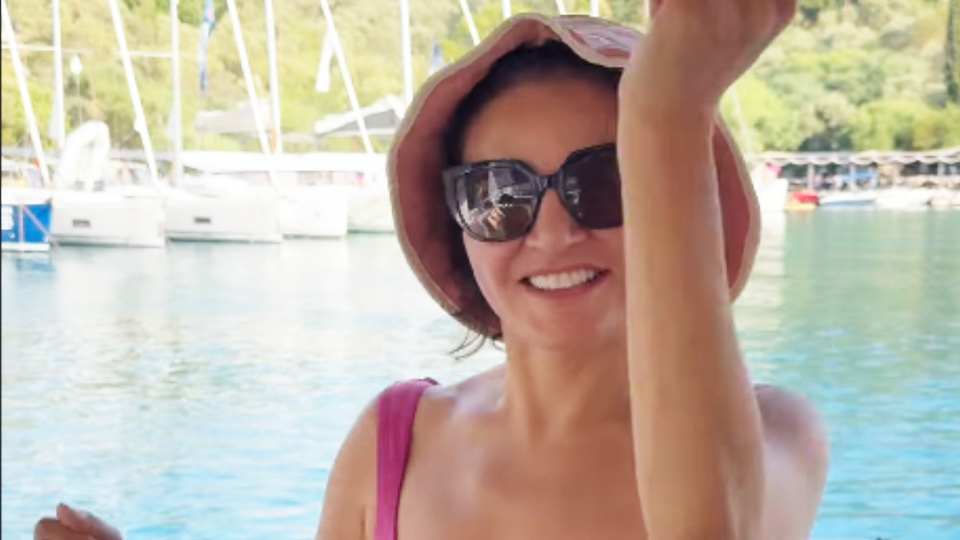 "Denizde kız neşesi"