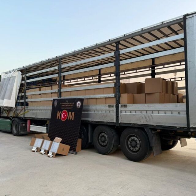 TIR'dan 4 milyon 300 bin kaçak makaron çıktı