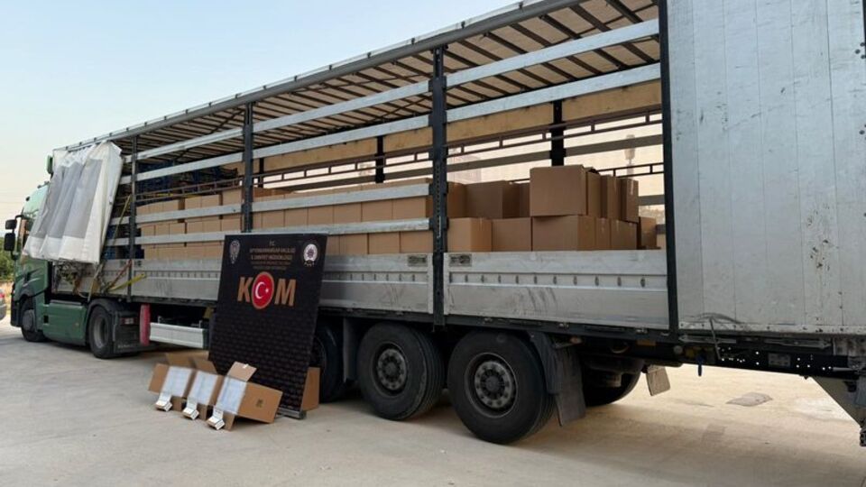 TIR'dan 4 milyon 300 bin kaçak makaron çıktı