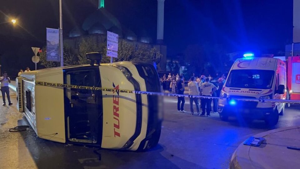 Servis minibüsü ile otomobil çarpıştı: 10 yaralı