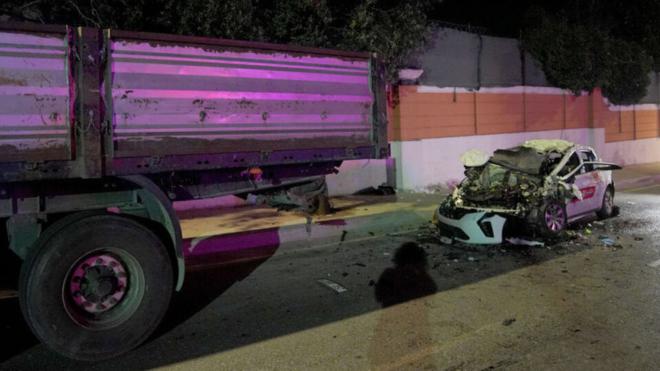 Otomobil park halindeki TIR'a çarptı: 1 ölü, 4 yaralı