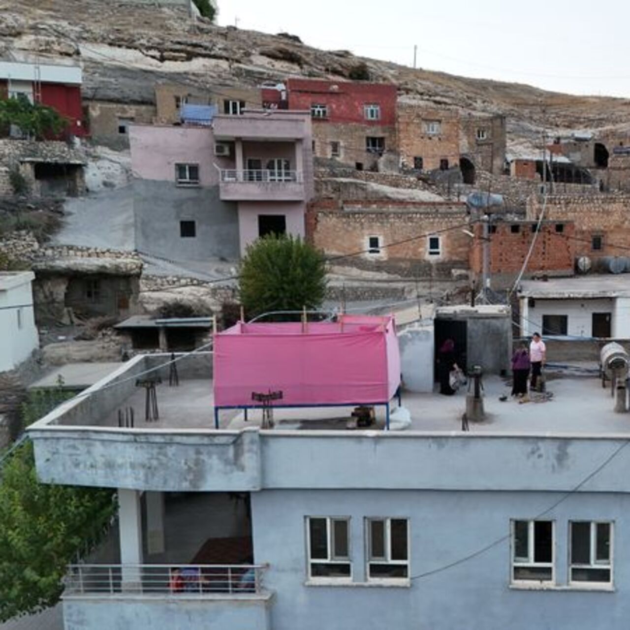 Evin çatısına 'taht' kurdular!