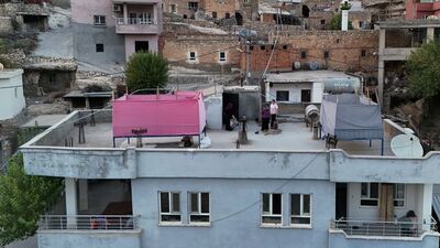 Evin çatısına 'taht' kurdular!