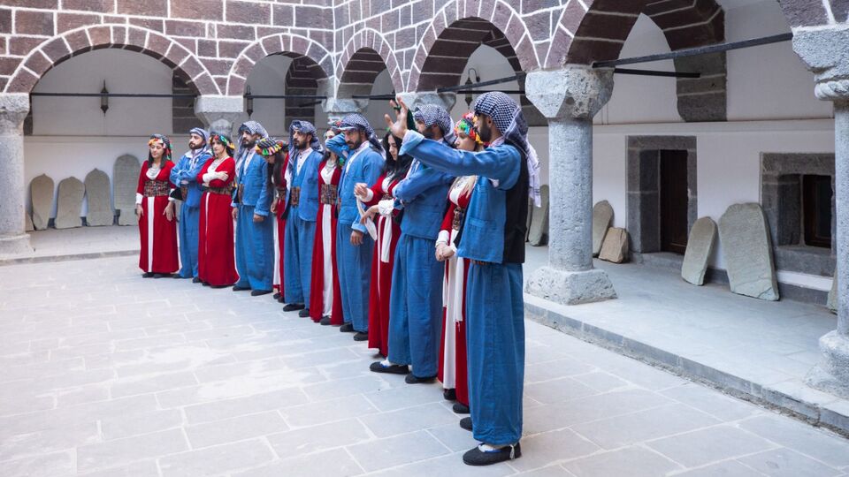 Ünlü şarkıcılar sahne alacak