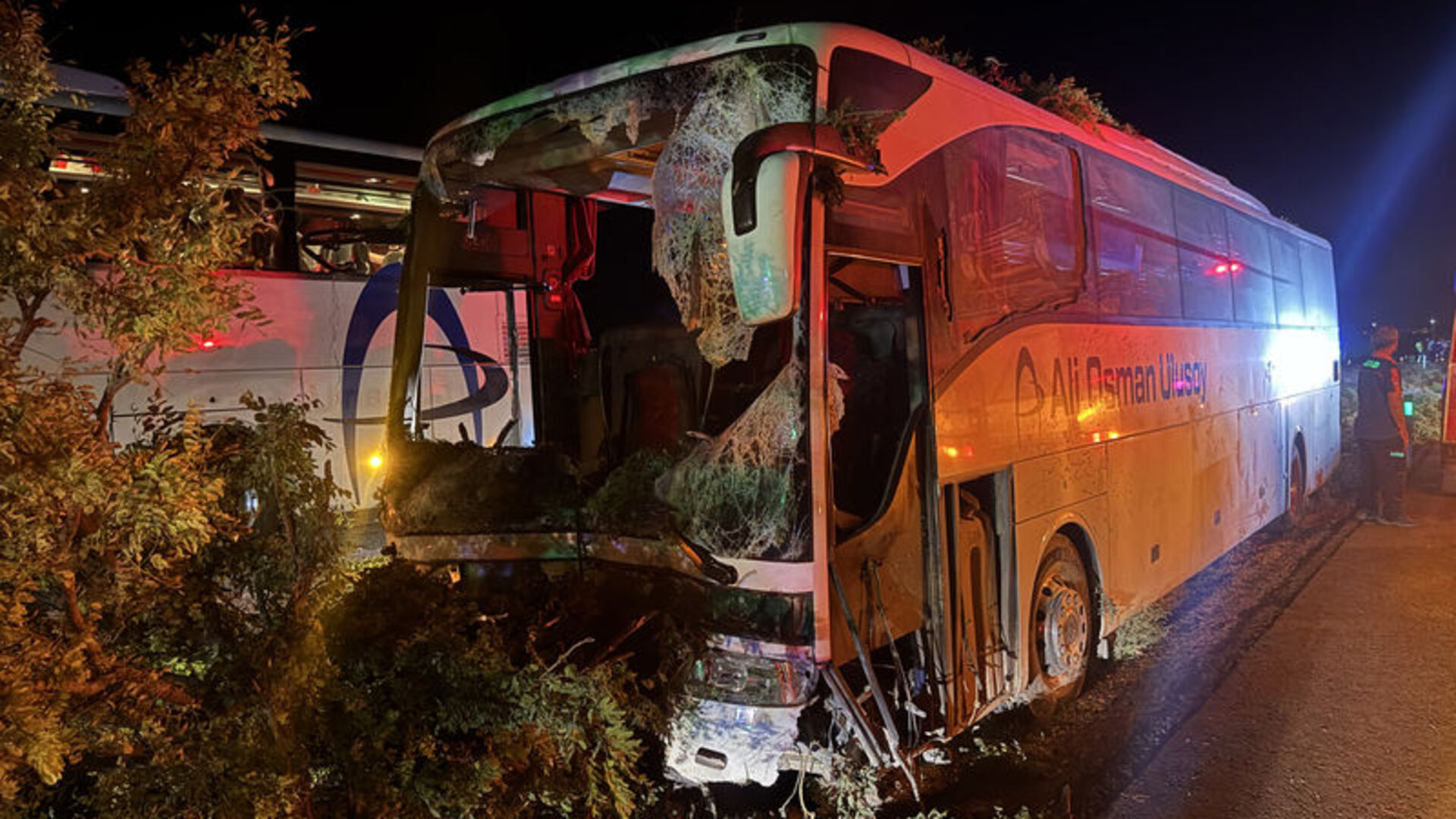 Kayseri'de Feci Kaza: Otobüs Refüjdeki Ağaçlara Çarptı! 1 Can Kaybı, 13 Yaralı