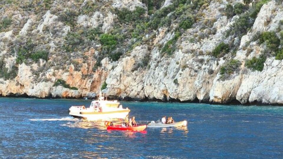 Alabora olunca kayalıklara tırmandılar!