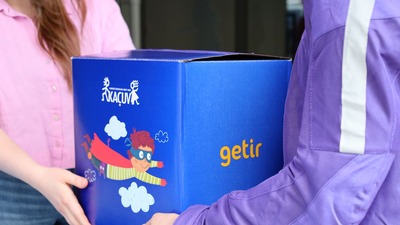 Getir'den KAÇUV Umutlu Kutular'a destek