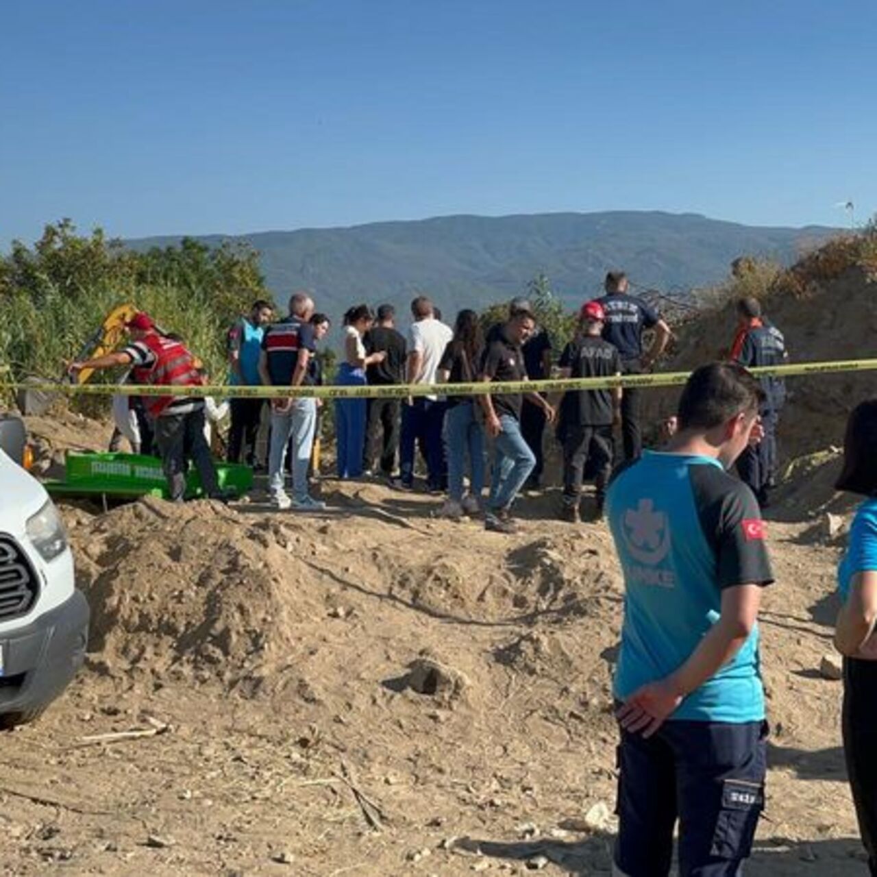 Su hattı açmak isterken göçük altında kaldı