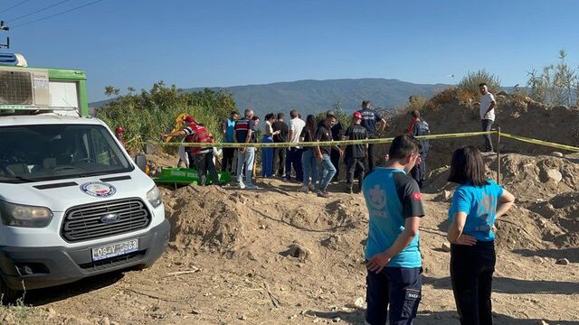 Su hattı açmak isterken göçük altında kaldı
