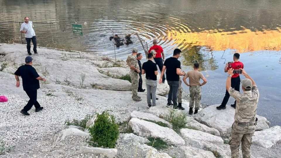 Serinlemek için girdiği çayda boğuldu