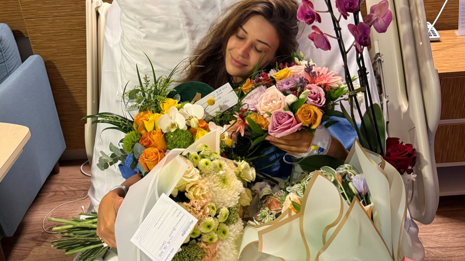 Hastane odasında çiçeklerle moral buldu