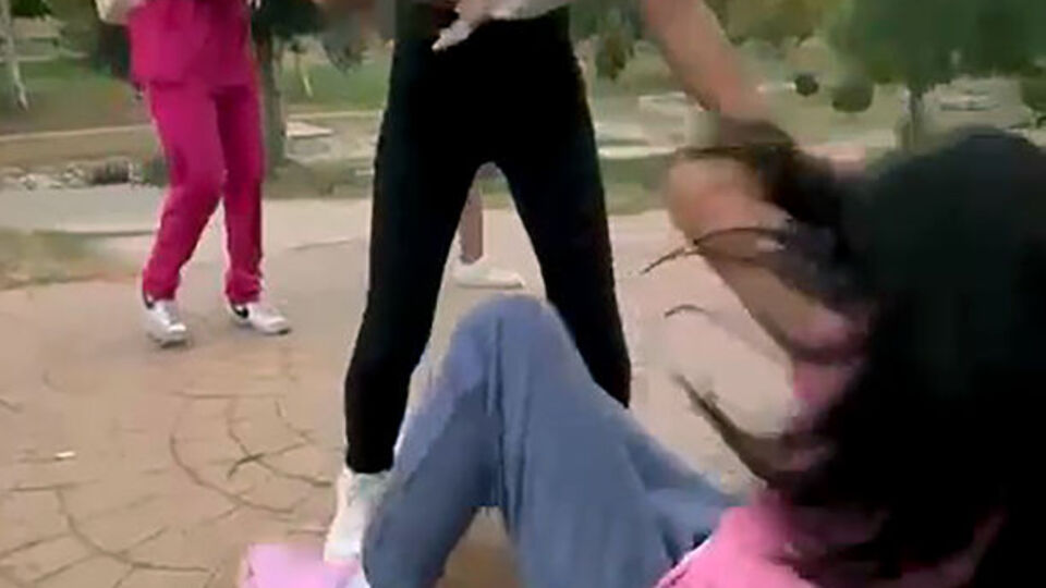 Saçından tutarak sürükledi tutuklandı