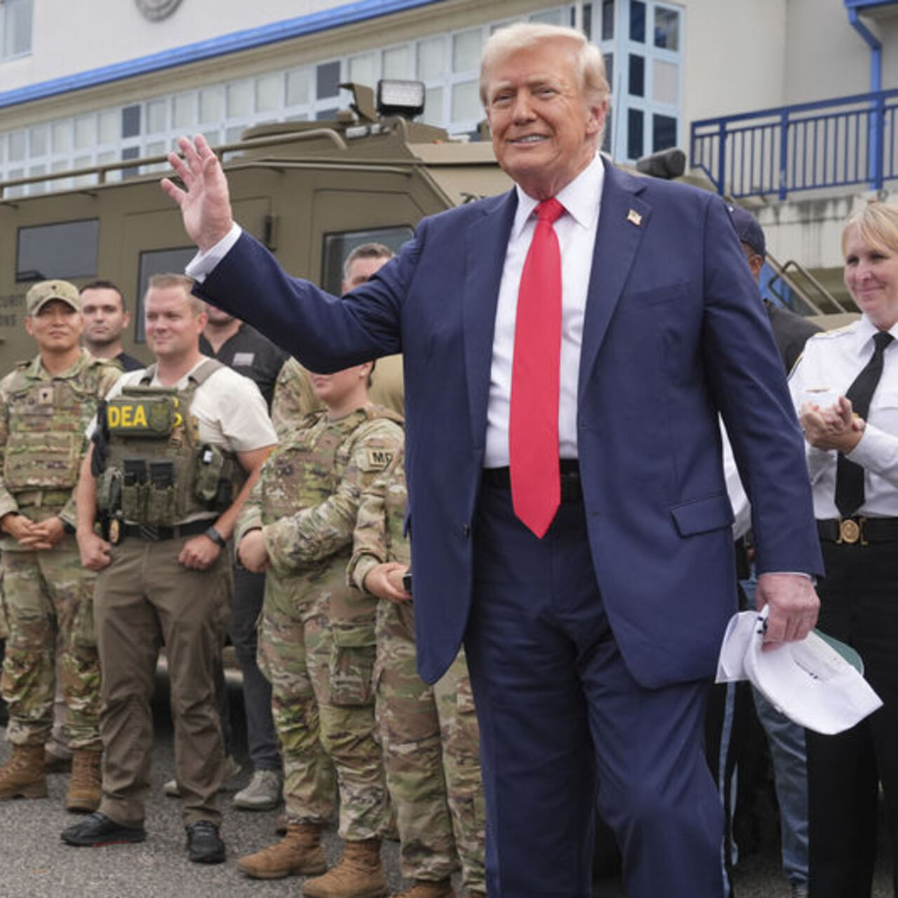 Trump kolluk kuvvetlerini denetledi