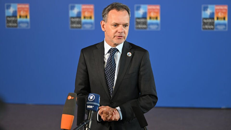 Hollanda'da bazı bakanlar istifa etti