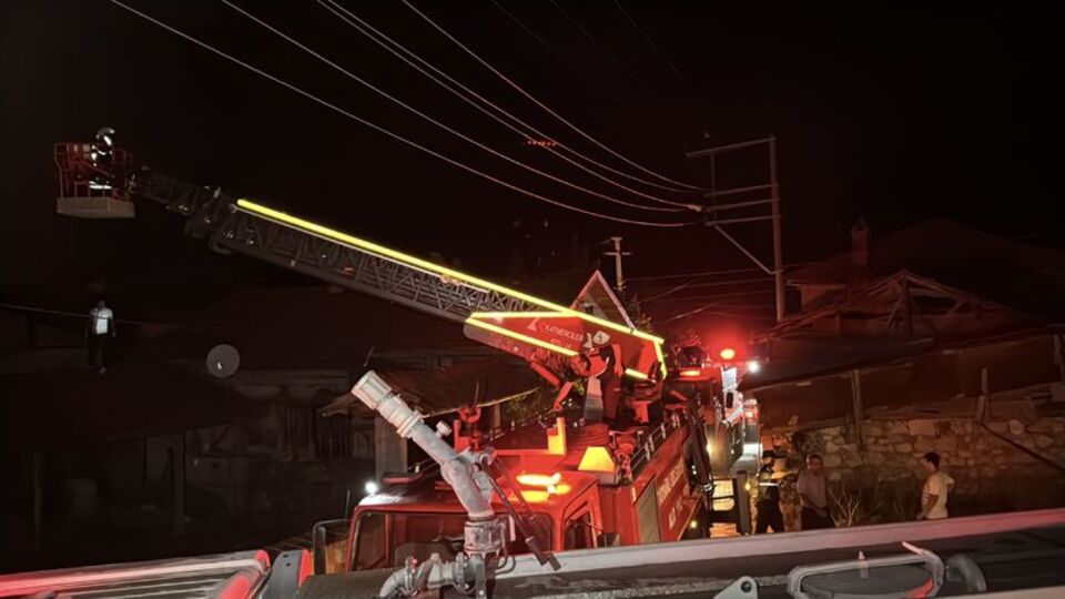 Köyde yangın çıktı; 4 ev küle döndü