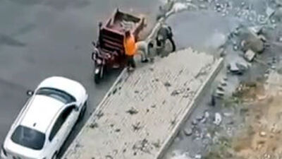 Kaldırım taşı hırsızlığı kamerada!